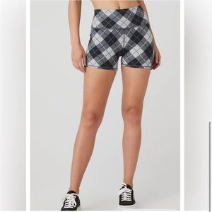 Alo Yoga Vapor Short 4” size Small